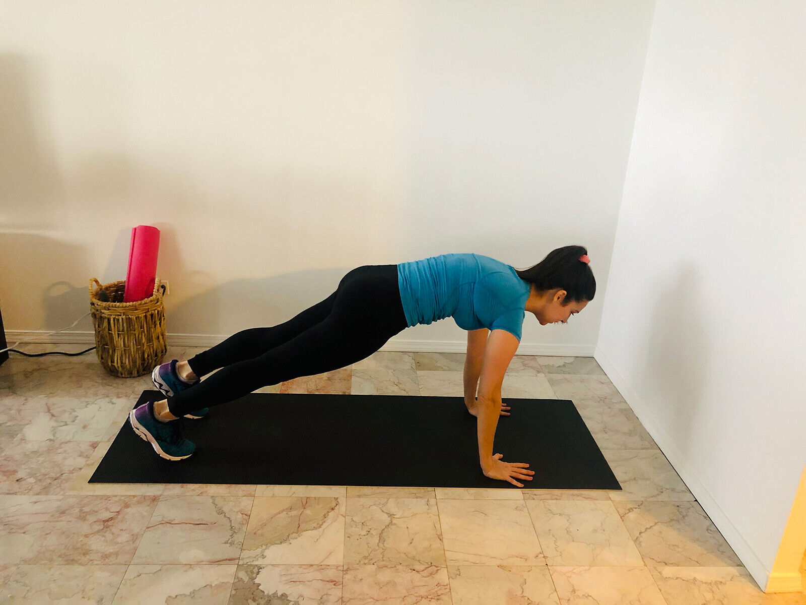 Most common mistakes in online workouts that cause pain or injury